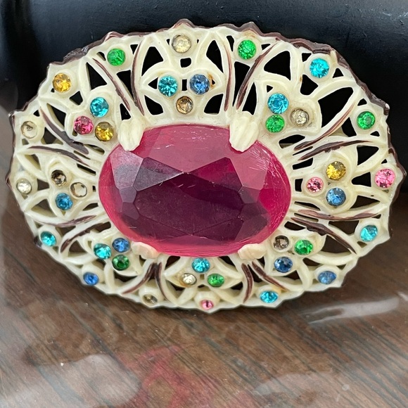 Vintage lucite /resin brooch - Picture 3 of 4